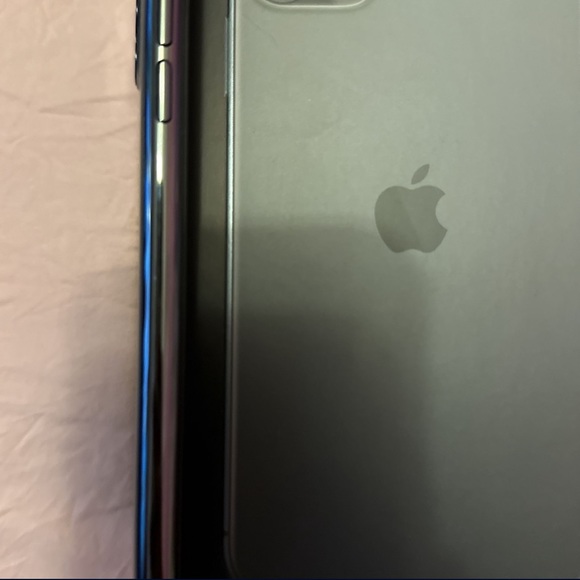 Midnight Green iPhone 11 Pro Max - Picture 5 of 9